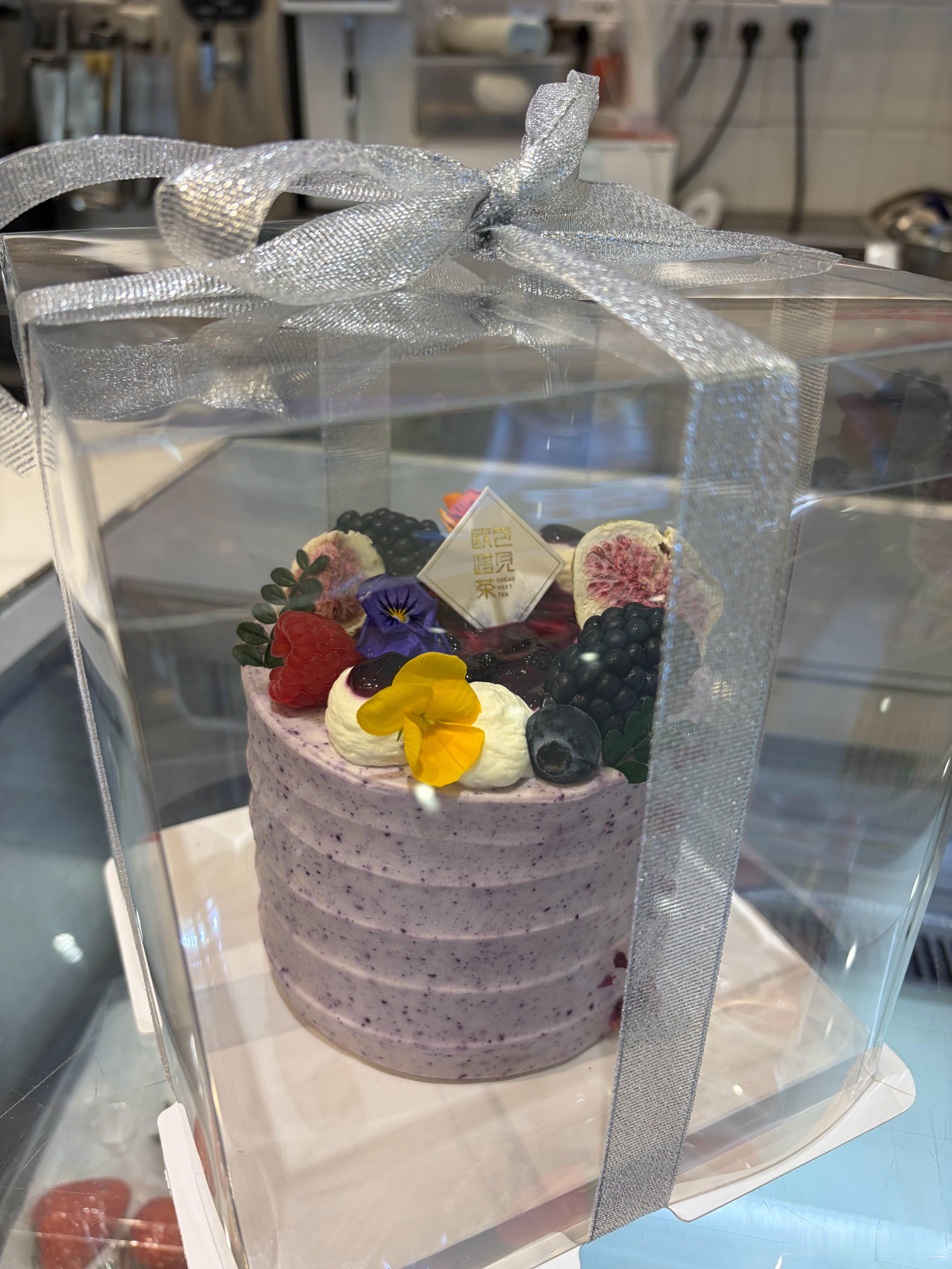 我过生日，买个98块的蛋糕，他还在那叽叽歪歪，说不要买太大。结果他自己转头买八百