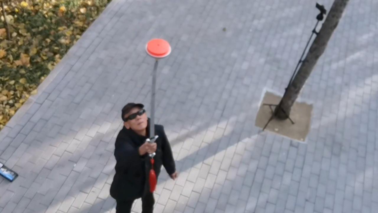 开心快乐玩耍剑尖剑刃旋转空竹！