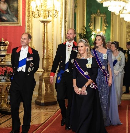 地位翻转，威廉王子在妻子面前就像乖顺的学生，凯特的地位比他更高。查尔斯三世继位