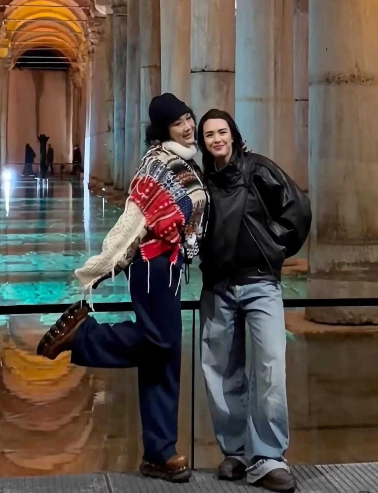 钟丽缇一家土耳其度假，54岁状态太松弛了✨钟丽缇带着老公和大女儿在土耳其度