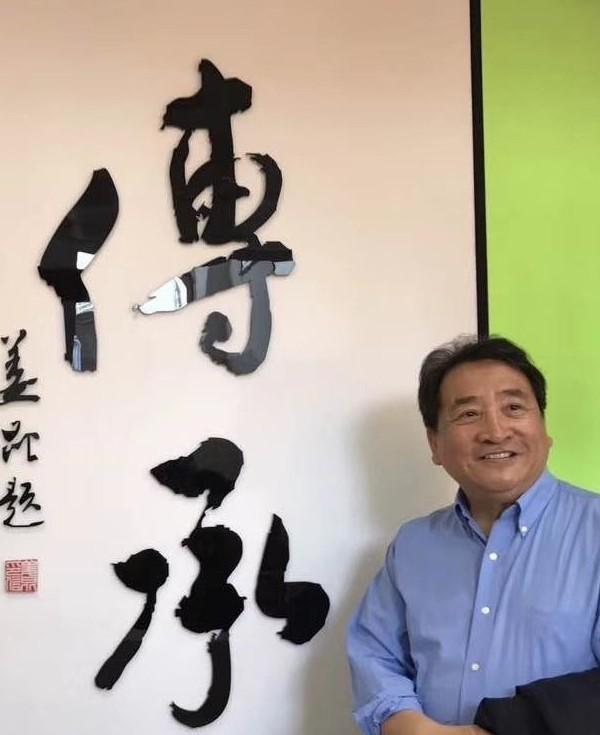 2014年的一个下午，鞠萍握着手机在办公室来回踱步，演唱会场地押金催得紧，五十万