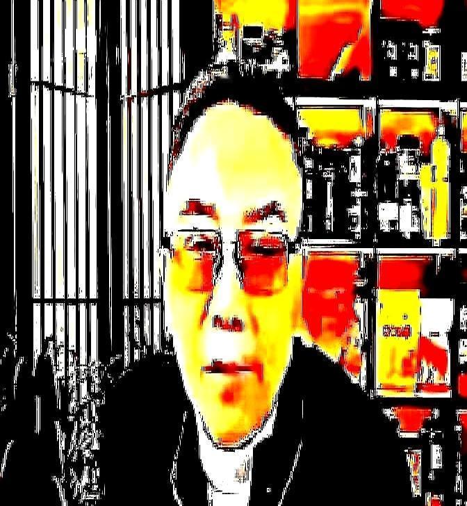 当着直播间几万人的面，他拨通了郭德纲的电话，听筒里只有嘟嘟的忙音。他对着镜