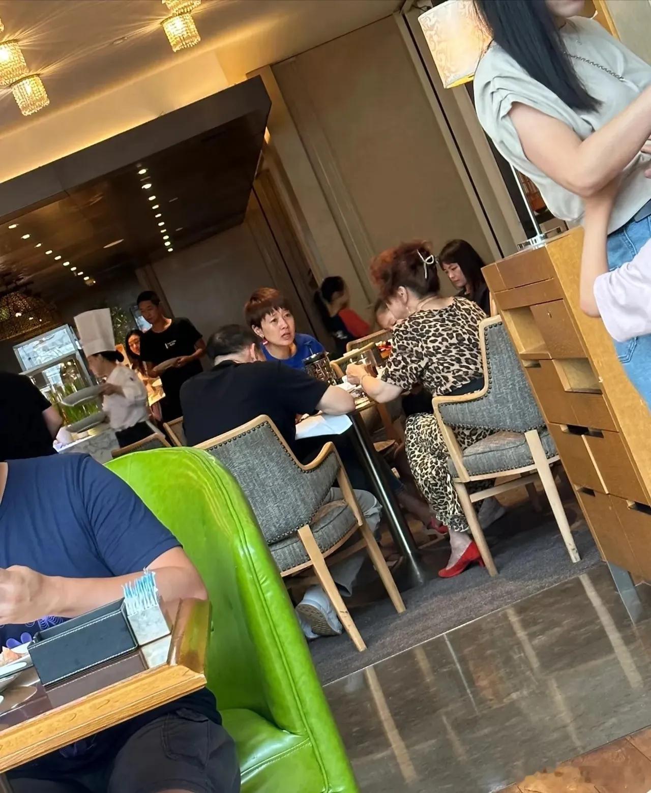 马伊琍这状态也太好了吧！都49岁了，素颜看着还是那么漂亮，是真抗老啊。她跟家人度