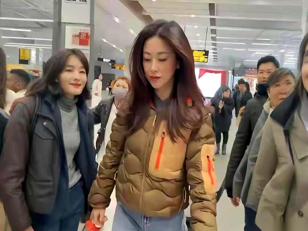 我就知道，朱珠身上这件羽绒服，便宜不了。这玩意儿哪是羽绒服啊，简直就是一件行走