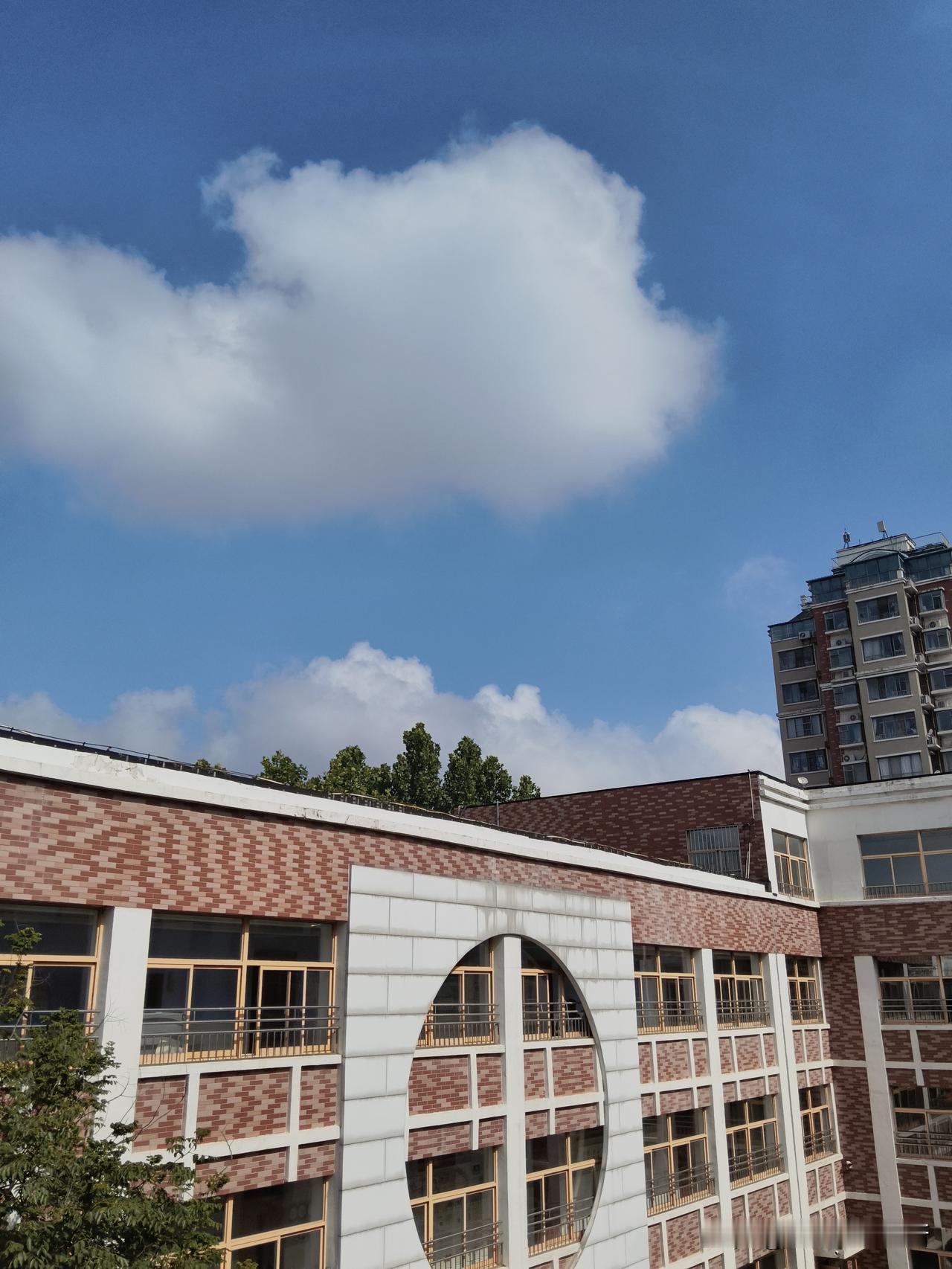 家里餐桌，不是餐桌，茶几不是茶几，沙发也不是沙发。餐桌是展台，茶几是摊位，沙