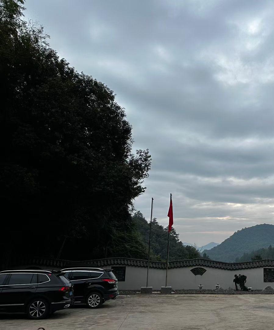 相知永不忘，清晨送吉祥，心中有牽掛，情深意更長。早上好！[玫瑰]