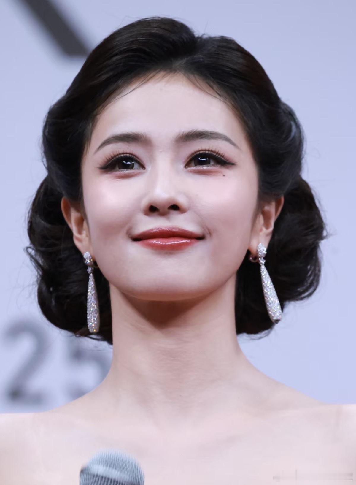 白鹿高清原相机怼脸，生图就这样无所畏惧发出来了
