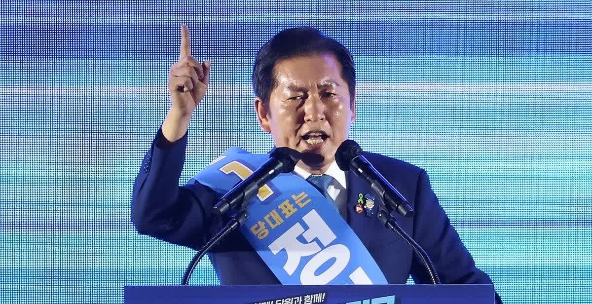 8月2日曾喊出“解散叛乱党”的郑清来当选韩国共同民主党党首后，韩国政局可能因他的