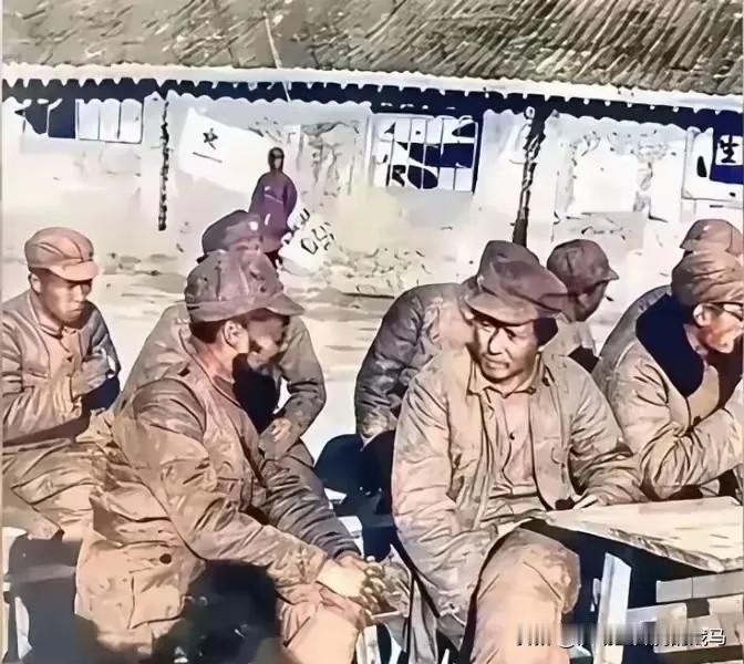 当年延安有多艰苦？看这照片里毛主席的穿着就知道！1936年红军长征落脚延安，陕
