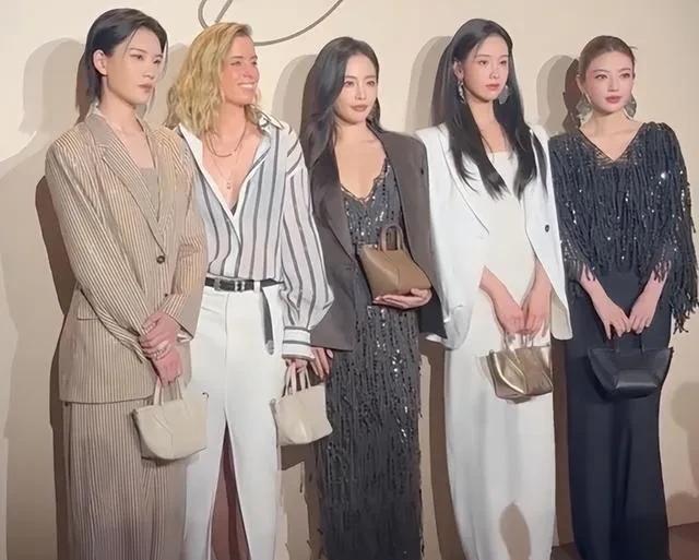 当张嘉倪和陈都灵站在一起时，我瞬间领悟了“性感比起来，可爱根本不算什么