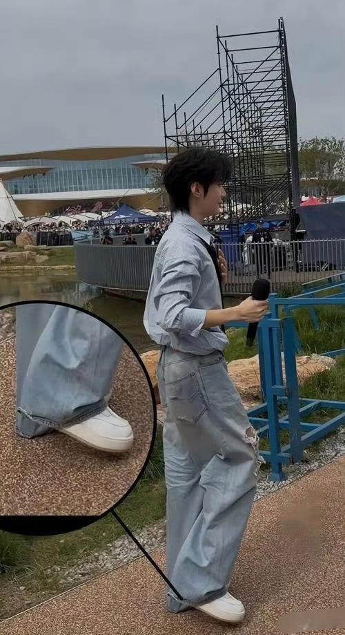 一万二的裤子这么踩来踩去不心疼，搁我怎么也得挽起！