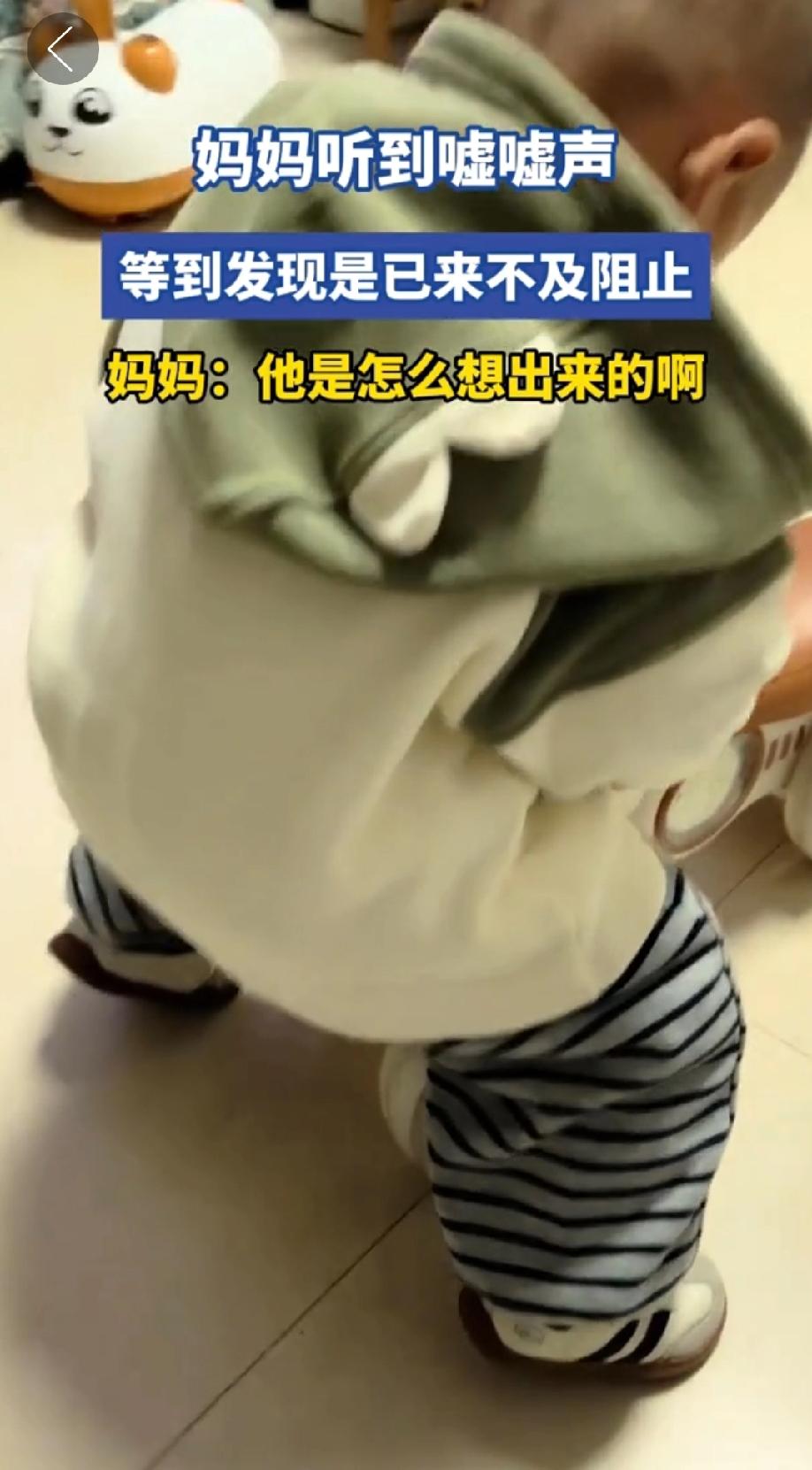 河南一妈妈听到嘘嘘声，等到发现时已来不及阻止。真棒，宝宝还知道不能随地大小便