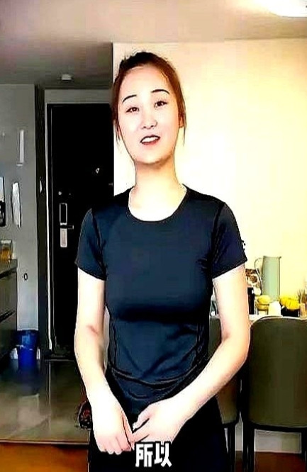 陈亚楠自从离开大衣哥家后！昨儿直播突然从抽屉里薅出个小瓷勺，粉丝还纳闷要干啥