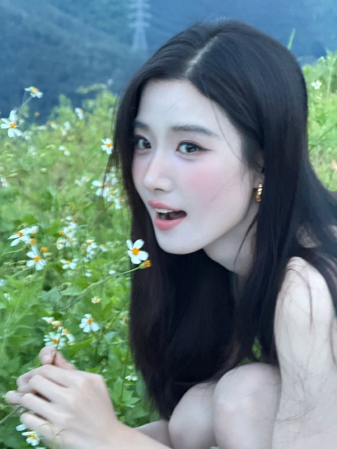 卢昱晓清透氧气感卢昱晓的氛围感真的太绝了！在版纳的草木风光里，整个人鲜活又治愈