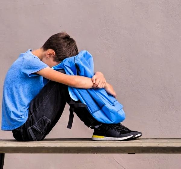 15岁孩子抑郁症，花了40万没好转，父亲一巴掌拍在脸上孩子没有躲闪，只是安静