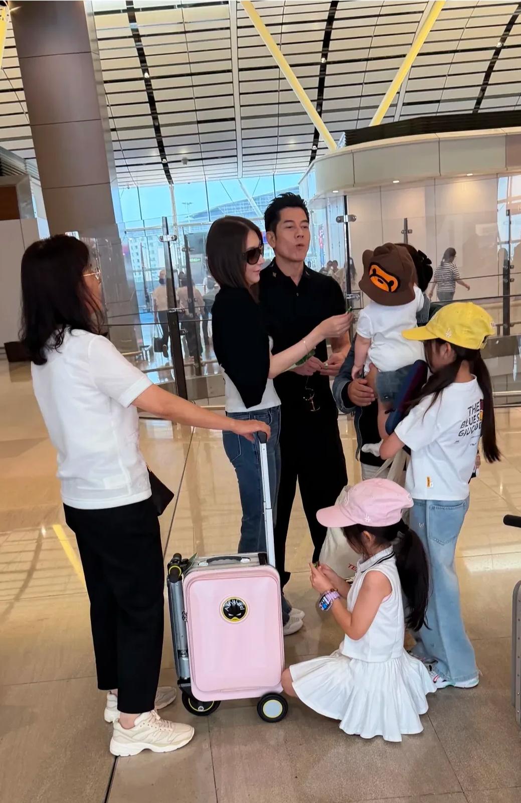郭富城一家四口现身香港机场，三宝正式首次现身公众场合，一家子同框画面好温馨。