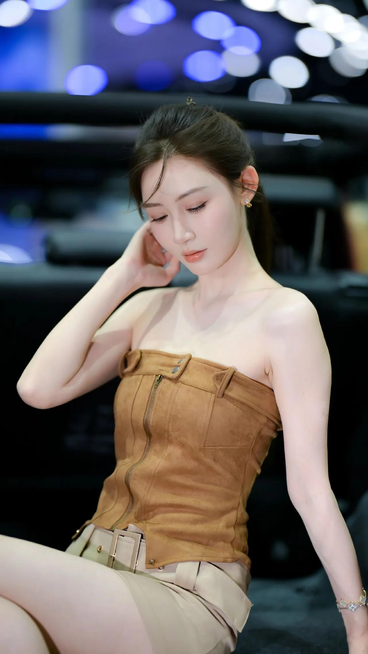 都市时尚女孩，棕色皮质吊带裙，优雅气质，夜晚街拍。车模敏敏