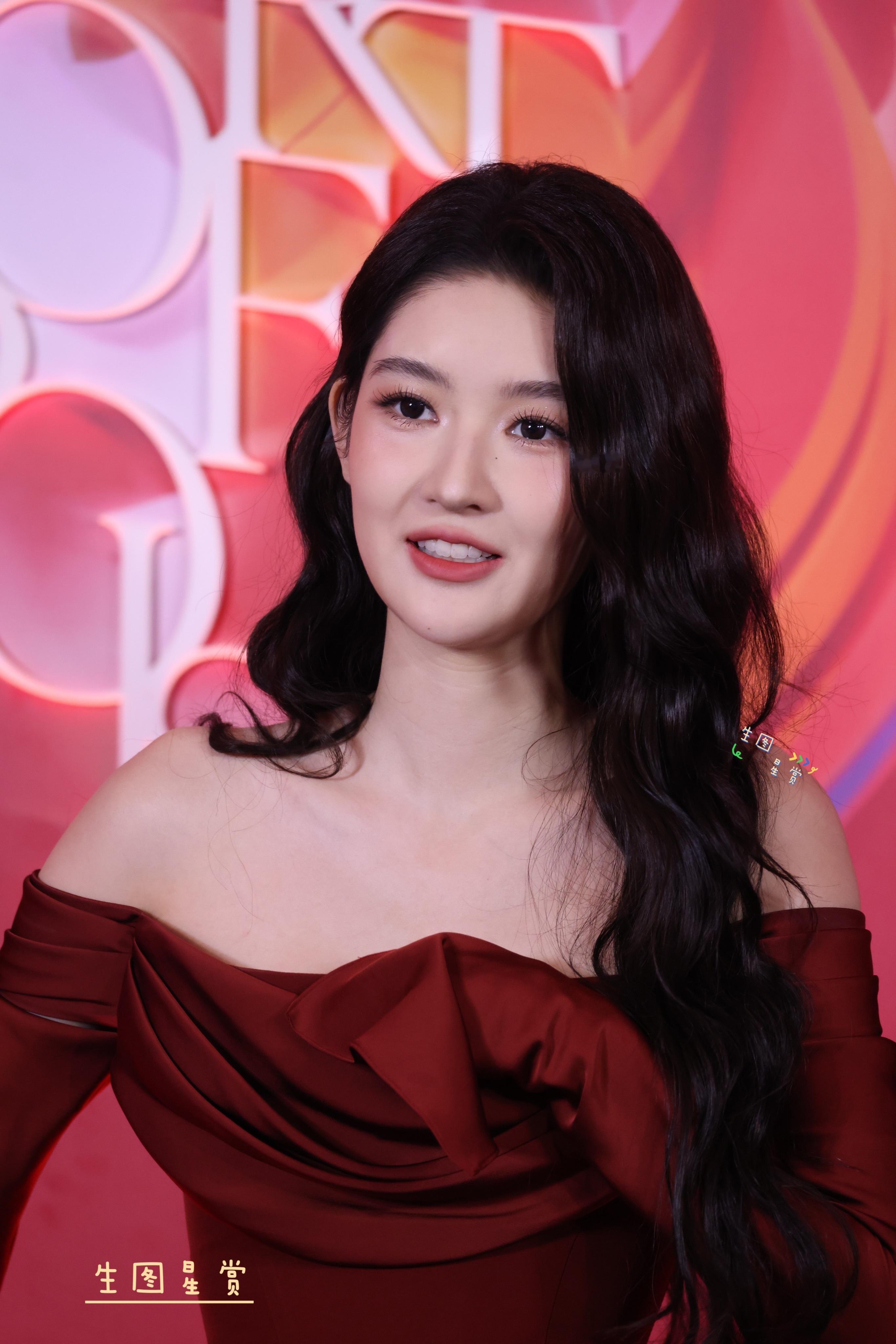 王玉雯×时尚芭莎艺术大赏酒红色礼服，氛围感美人❤️王玉雯这把冲刘亦菲来的王玉雯