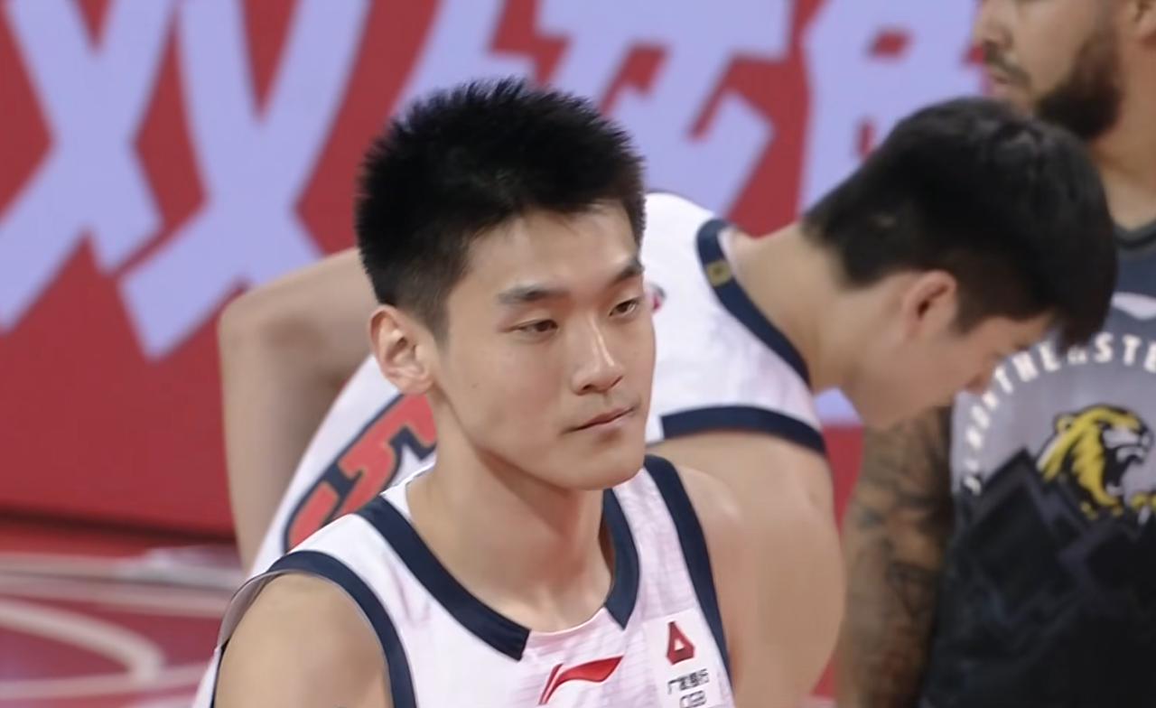 CBA名记：杜锋已经将广东队两名球员打入冷宫面对着深圳队，广东队虽然赢了4分，