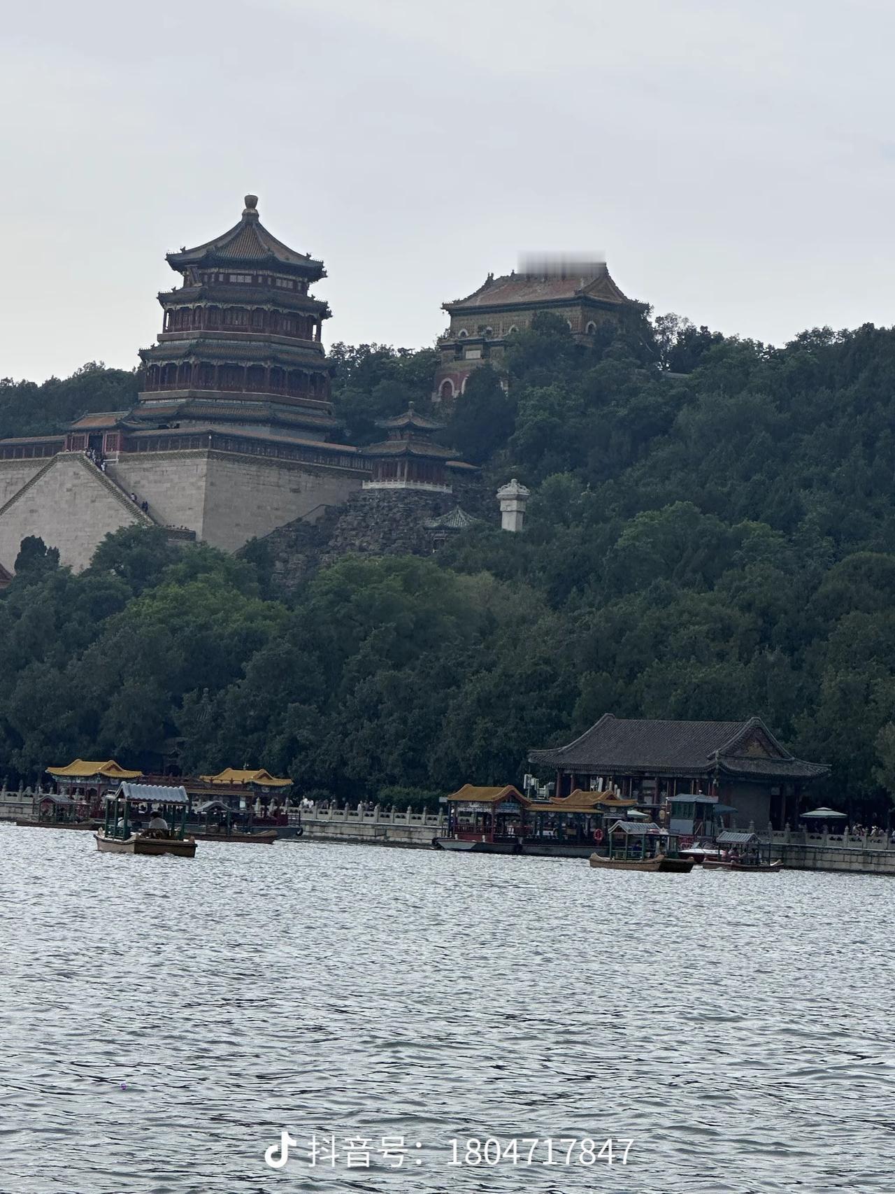 北洋水师花钱，颐和园至今还在挣钱。颐和园必须建，甚至比建设海军更重要。为什么修建