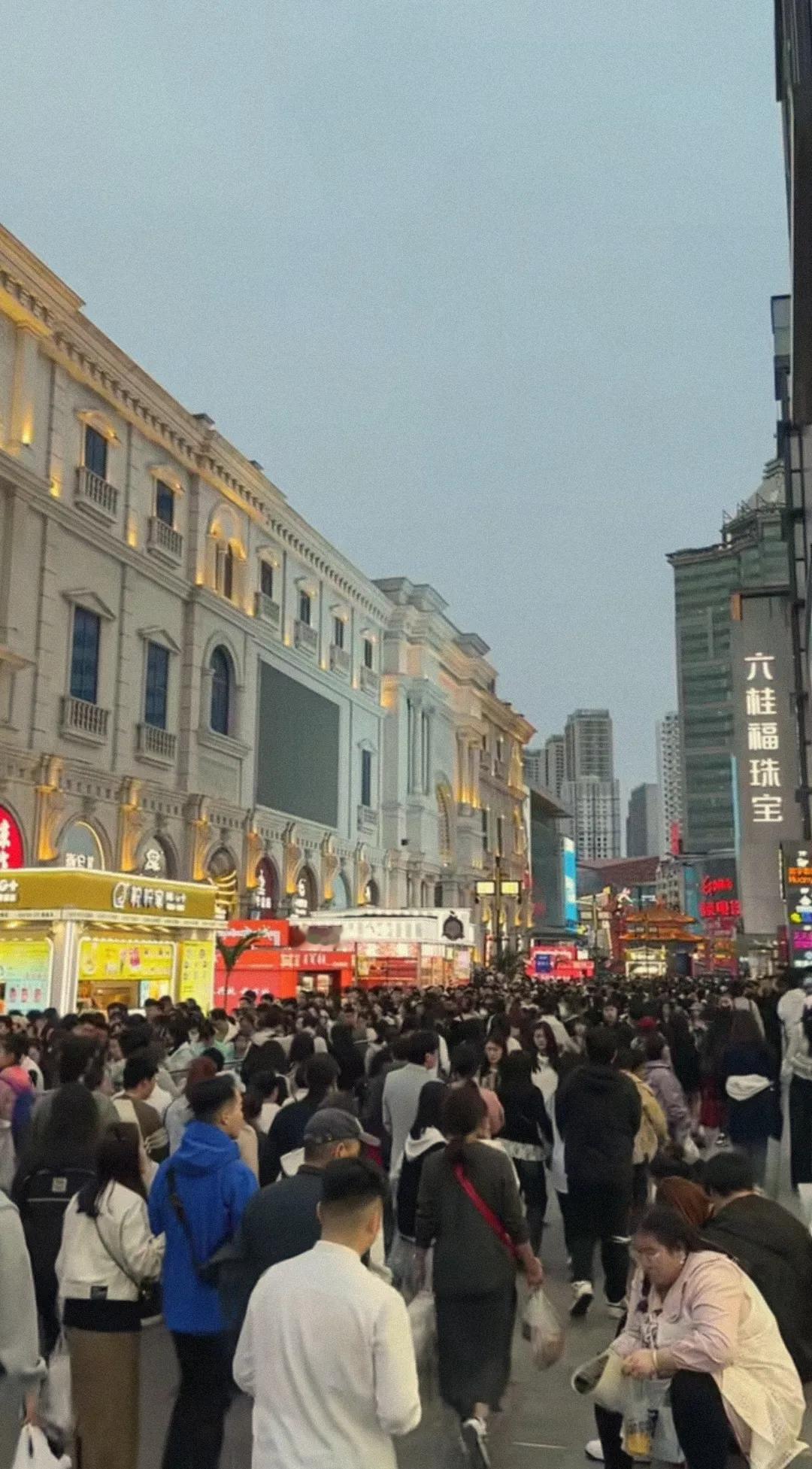 沈阳中街确实很火爆，外地人来沈阳旅游，100%是要到这里溜达，让人疑惑不已的是人