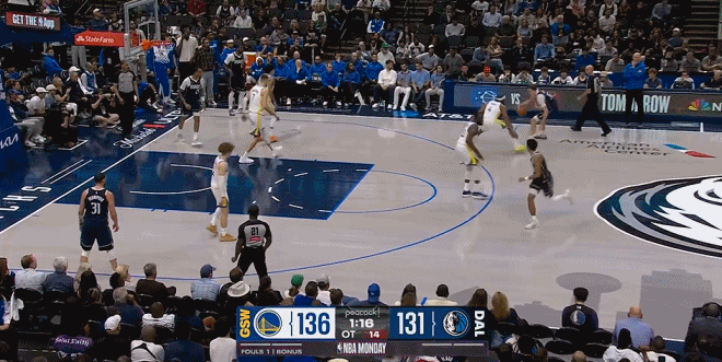 慎入！勇士新星穆迪重伤，库里抱头不忍直视，情绪崩溃了！与独行侠比赛加时阶段，穆