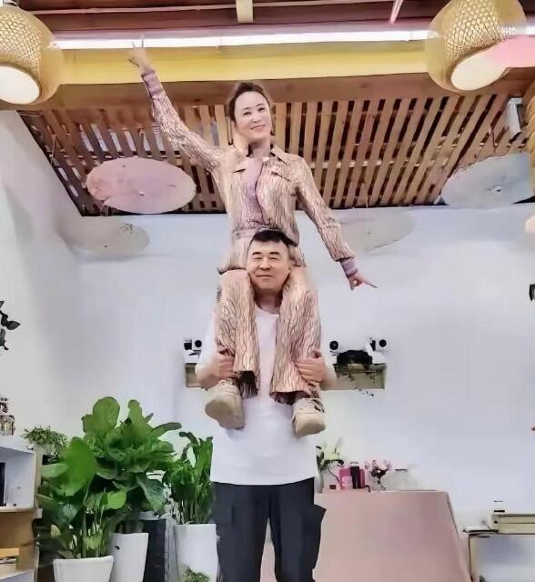 图二的确是蒋勤勤本人，但看了图一，我吓了一跳，以为是马丽