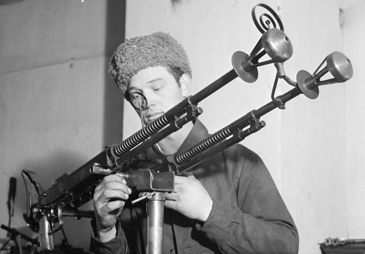 [呲牙笑]缴获毛子的机枪——苏芬战争时期，一名芬兰武器技工正在检修缴获的苏制7.