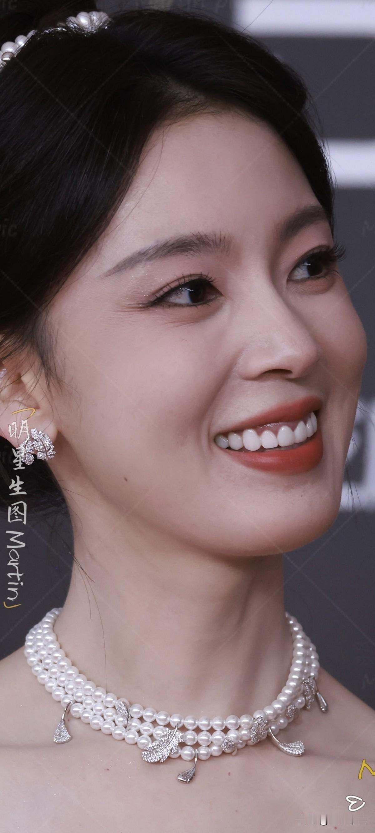 陈瑶微博视界大会红毯生图公主今天好闪耀，这不比某毯好看多了？娱乐我来评娱乐大