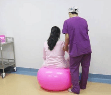 孕妇头胎产下女婴, 丈夫全程陪同, 最后说到以后咱不生了