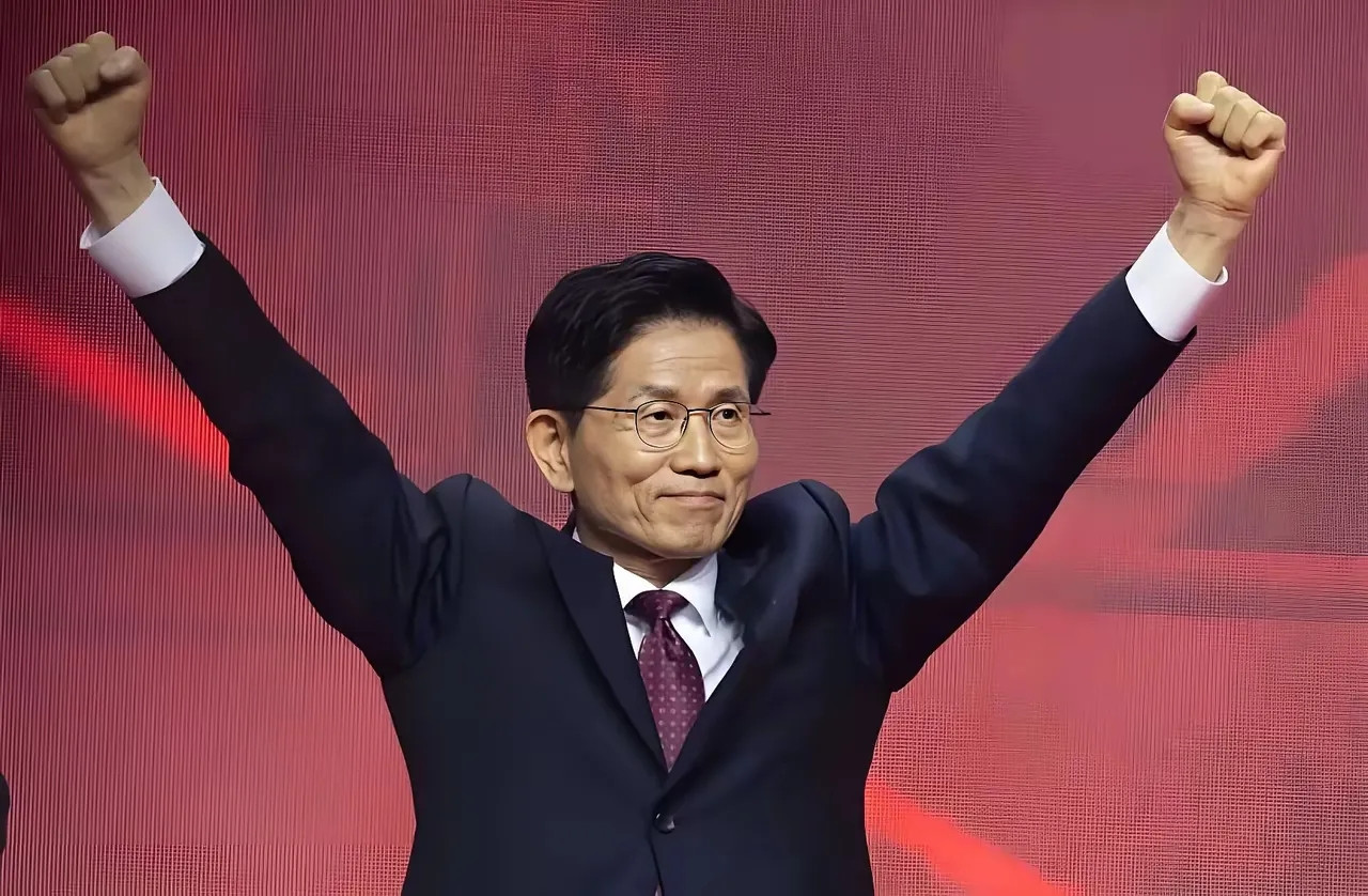 韩国总统的竞选还在激烈进行着，而金文洙的形势反败为胜，在不断地攀升。而且金文洙是