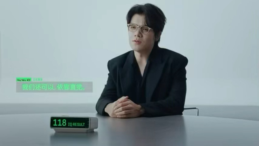 柯洁指导AI下棋现在下棋，AI随手就能算出胜率最高的落子，给出冷冰冰的最优解。
