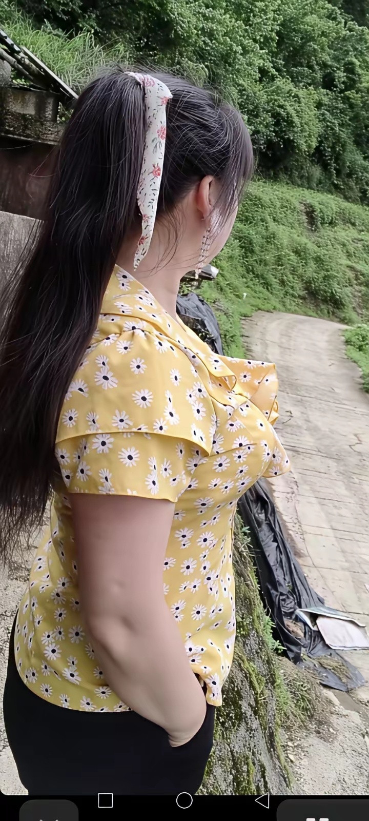 嫁在山沟沟里的年轻媳妇，每天都站在村外，等待丈夫的归来。