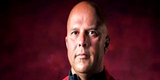 远藤航一走，中场像没锁的门。蒂亚戈躺了半年，麦卡利斯特一个人扛着俩位置。萨拉