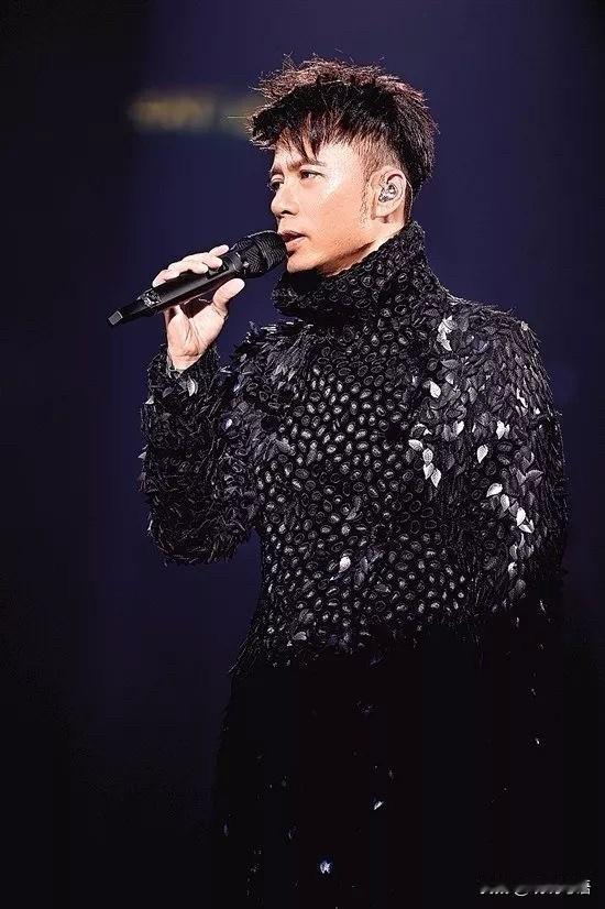 在香港乐坛不是只有谭咏麟张国荣唱歌厉害，也不是只有四大天王！在这一阶段过程中