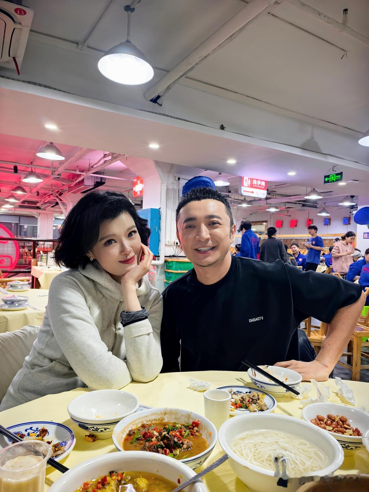 12月24日，央视主持人尼格买提更新动态，并配文“祝贺邹老师，好吧我踮脚了，20