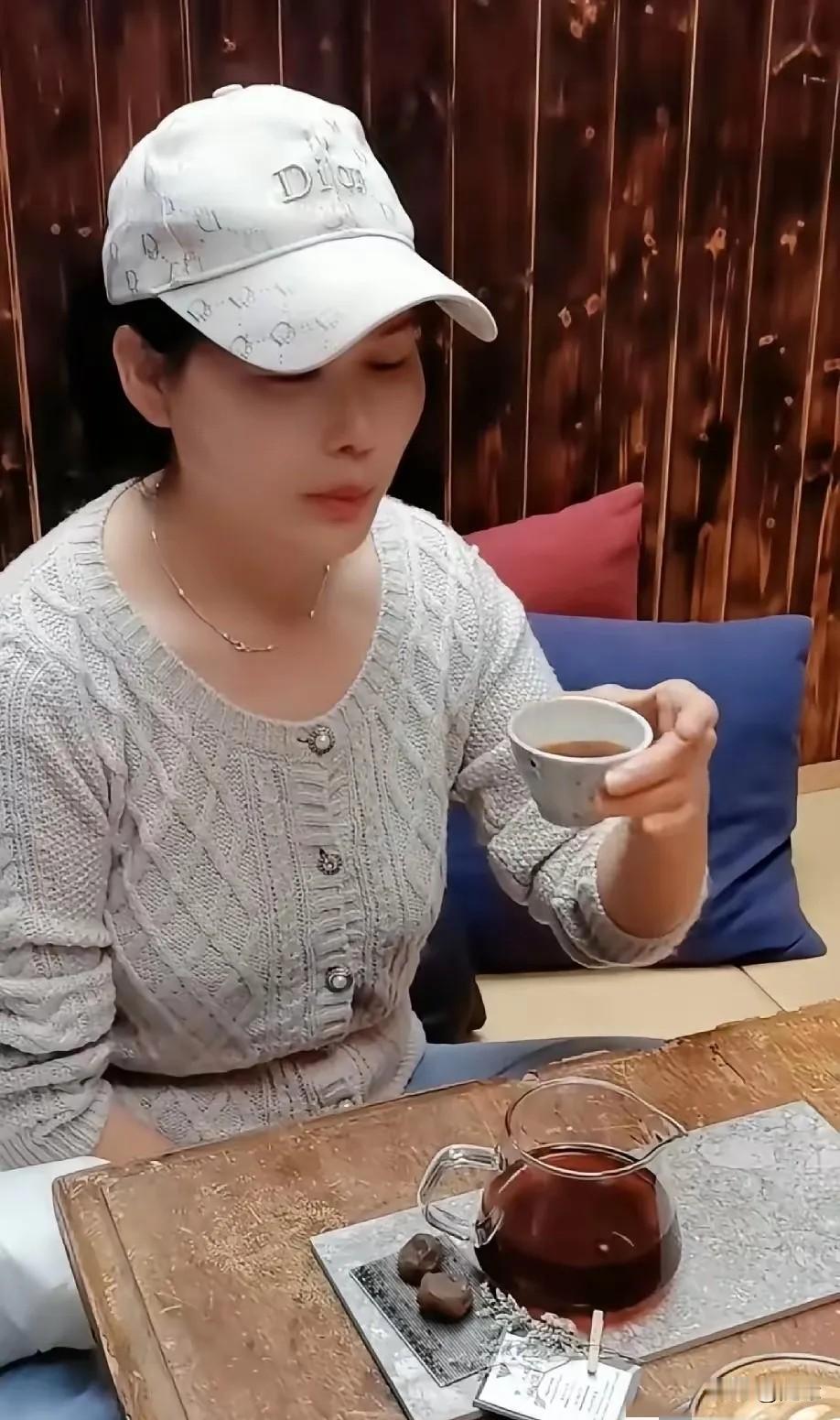 小杨阿姨发动态，说马筱梅带玥儿箖箖还有她去逛街，买了好多好吃的，还喝了500台币