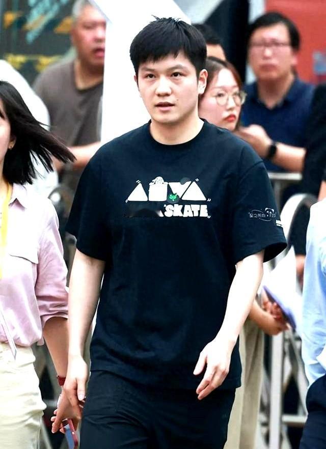 What？体坛巨星也开始内卷“公益大使”了？奥运冠军樊振东空降魔都，喜提“上海城