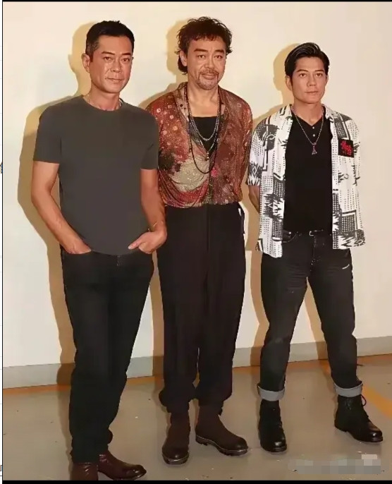 三人合照，才知道谁最帅气啊。