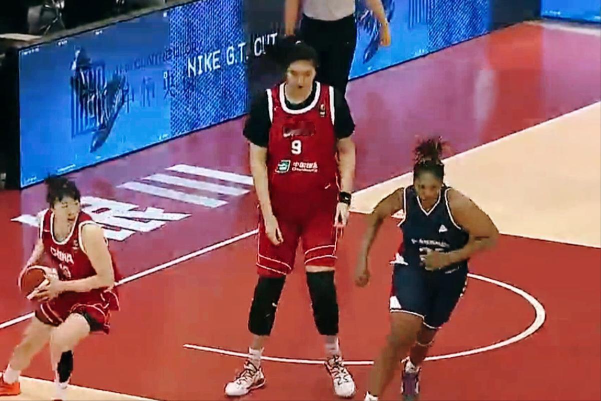 张子宇摔倒受影响！这4名球员大家很关注，中国女篮大胜结束年前比赛。2