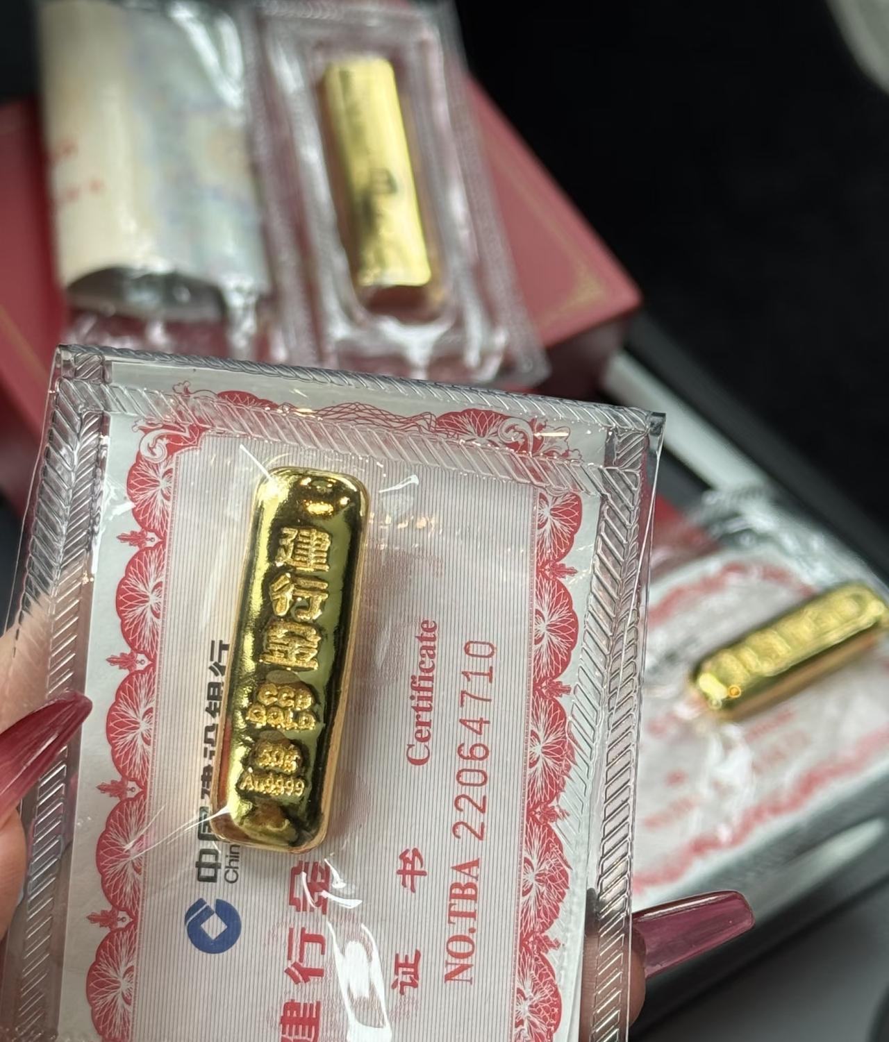 大量持有黄金的人，现在已经要彻底坐不住了！8月11日，金价从早上965一克