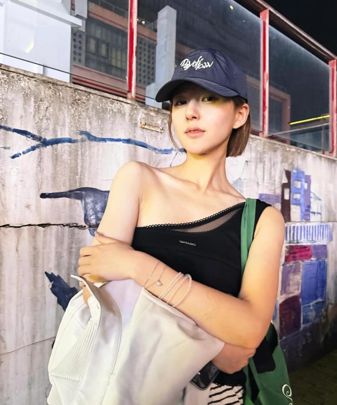 赵露思在社交平台晒出日常片段，画面里她抱着小狗对镜头甜笑，背景是洒满阳光的窗台。