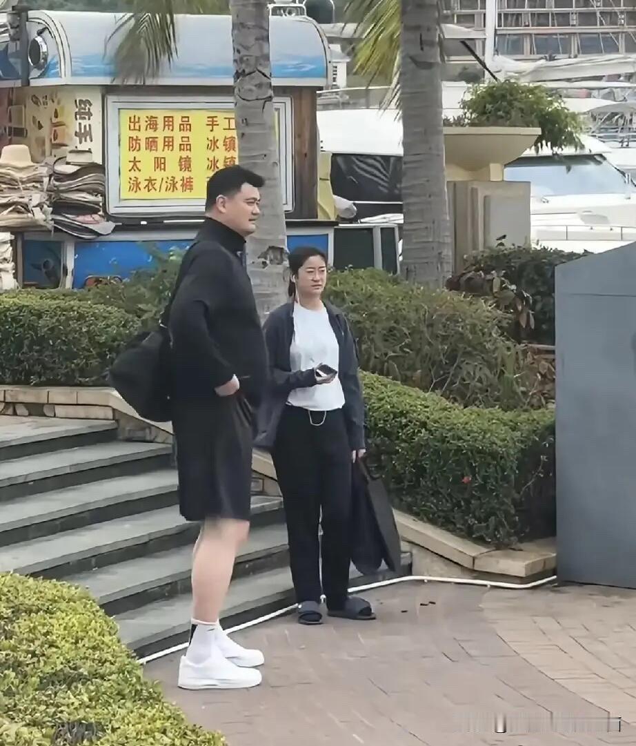 姚明带着孩子一起外出，照片中可以看出姚明女儿姚沁蕾的身高目测有180以上了吧，遗