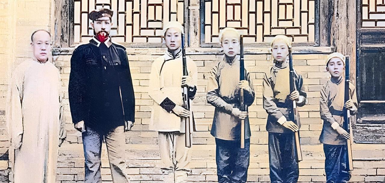 这是八大铁帽子王之一的肃亲王善耆聘请洋人教官训练自己的儿子们。善耆虽然在清朝的王