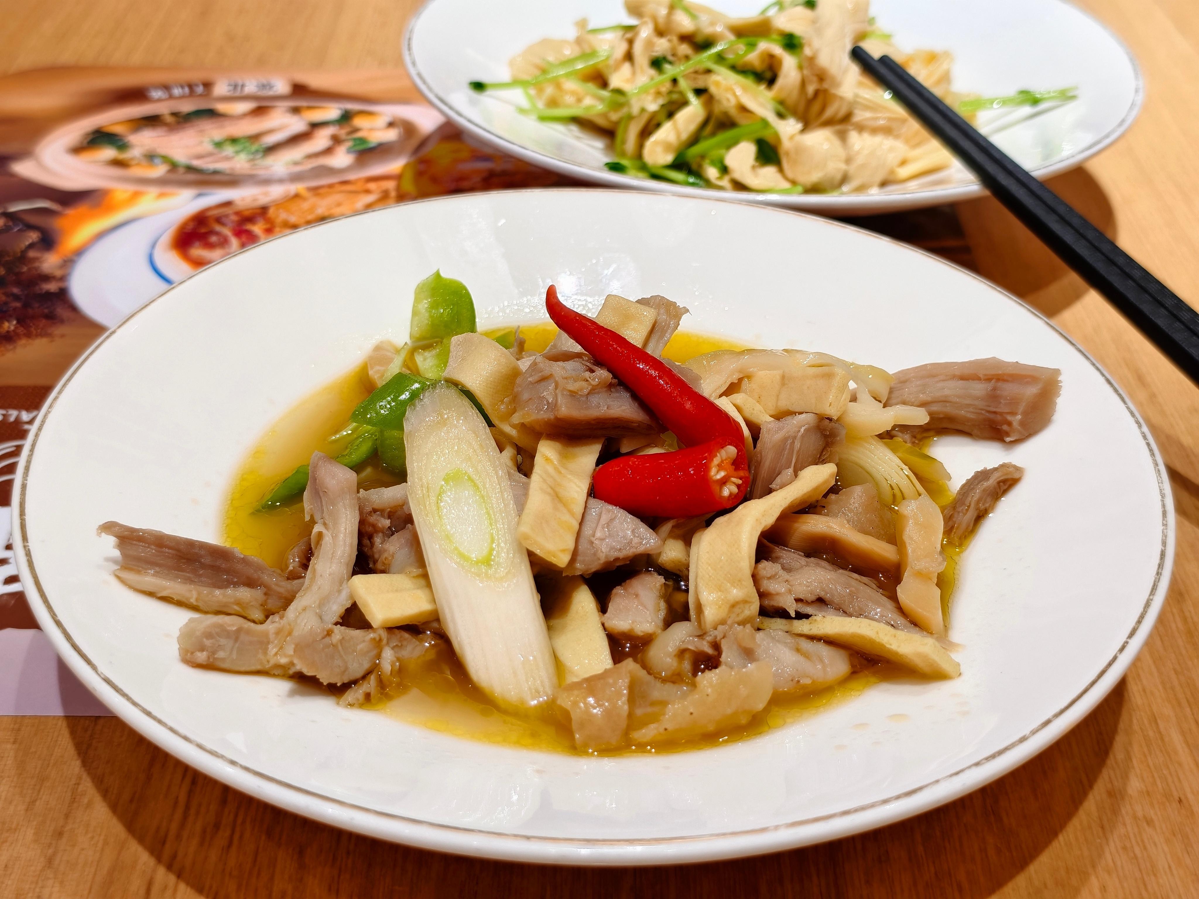 兄弟们，本周的美食推荐是马记永。羊肉串火烧+椒麻鸡+鲜豆苗腐竹是我的荤素搭配，在