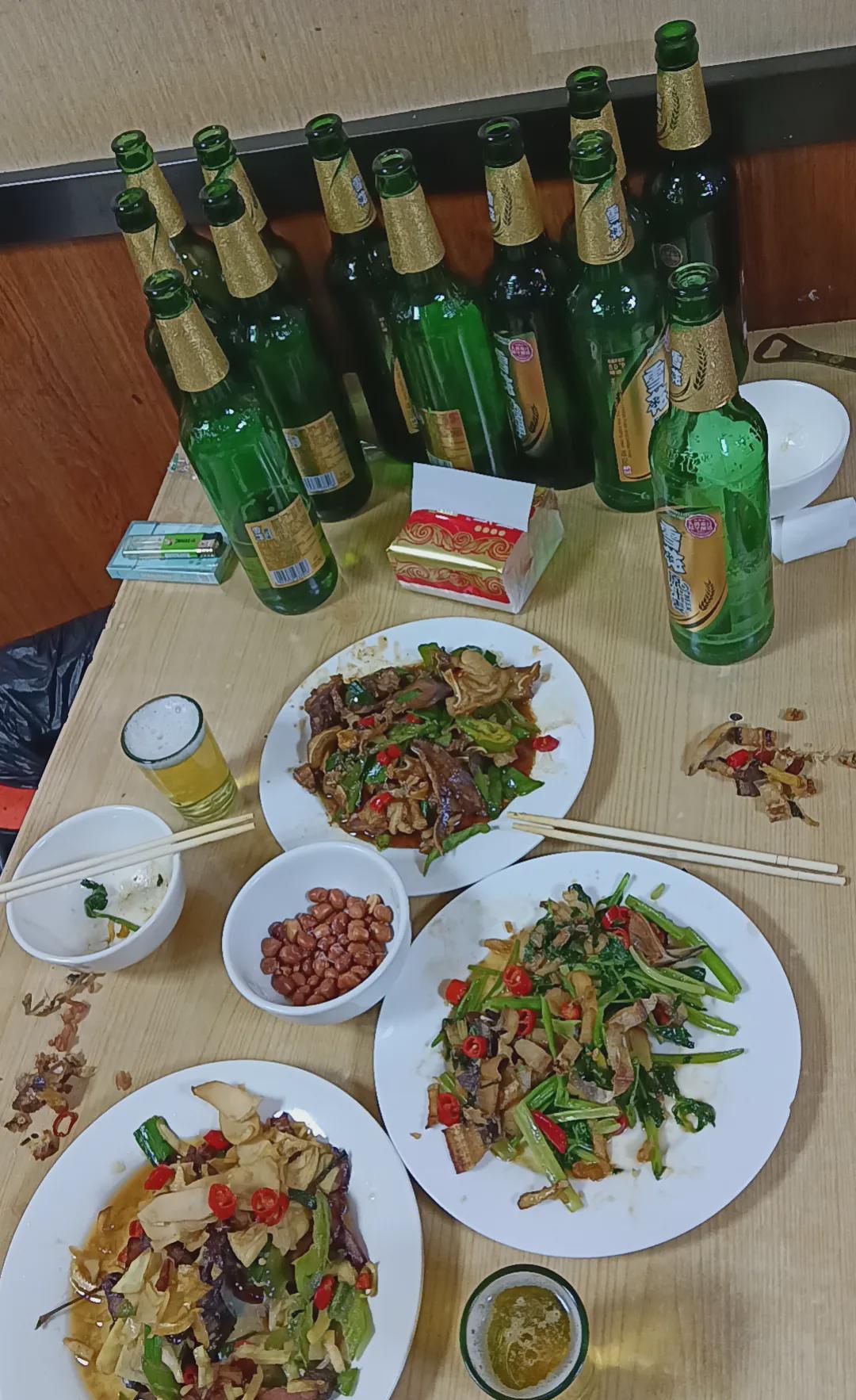 停酒…原本打算停酒的，昨夜与一位老友，再次饮酒，买回一箱啤酒，