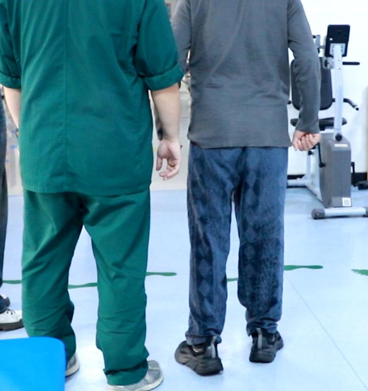 37岁脑出血后手不能抬，如今重新拿起筷子！他说：过年不回家，要抓紧练37岁的