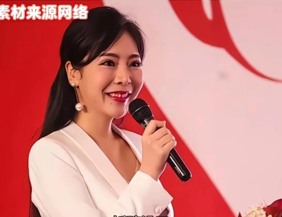 一句口误，饭碗没了，全校直播，他脱口而出，请领导依次下台，台上领导脸色当场挂霜，