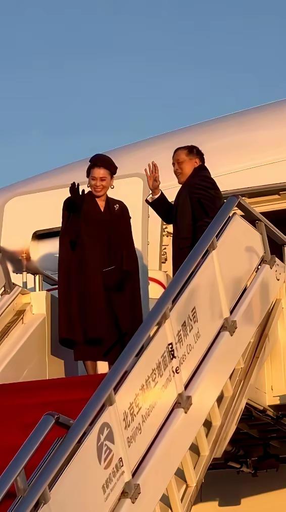 泰国国王与王后从北京机场启程回国啦！11月17日国王夫妇结束了一天的行程安排