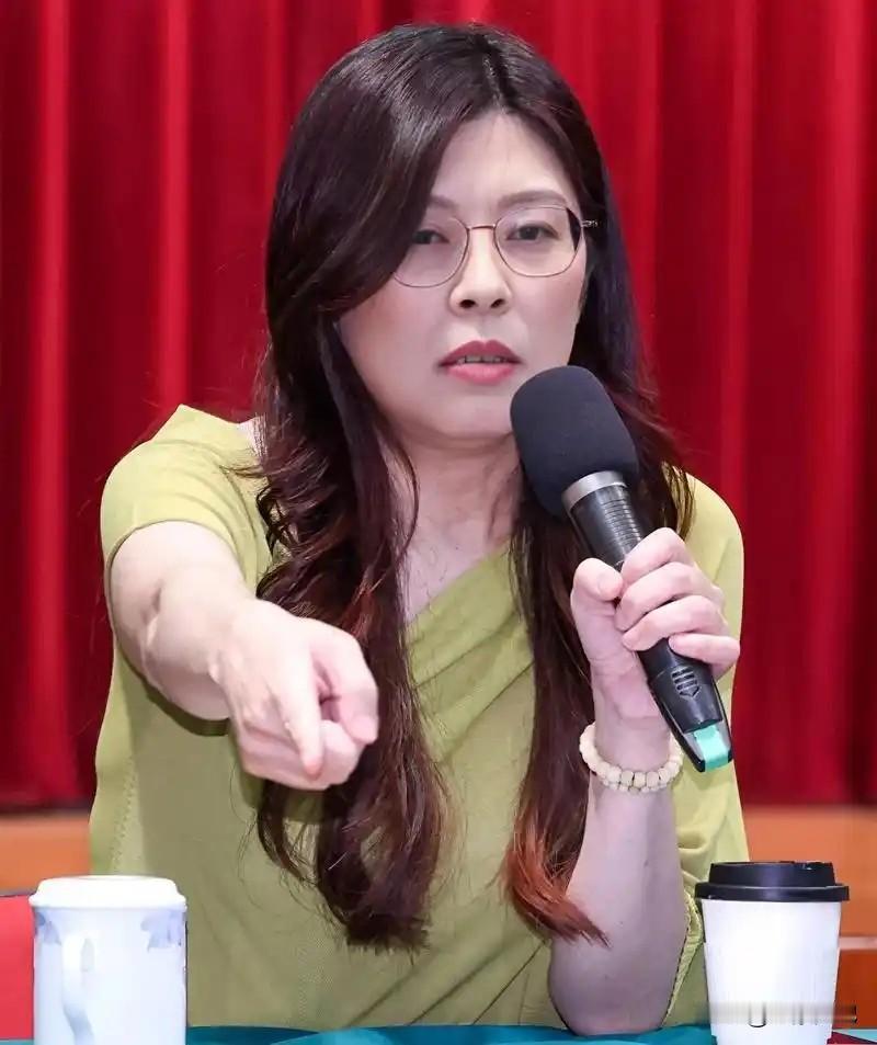 国民党已经正式退出了历史舞台的主角席位。郑丽文公开拒绝一国两制，等于是蓝营亲手切